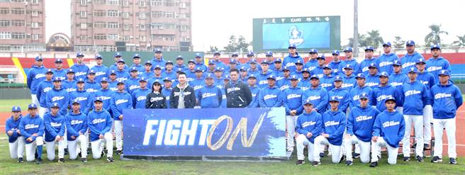富邦悍将今天在嘉义市立棒球场举行春训开训典礼。（郑任南摄）