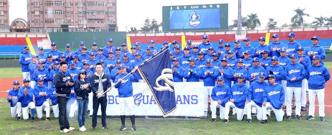 富邦悍将今举行春训开训典礼，由领队蔡承儒、副领队陈昭如及沈钰杰授旗给总教练洪一中。（郑任南摄）