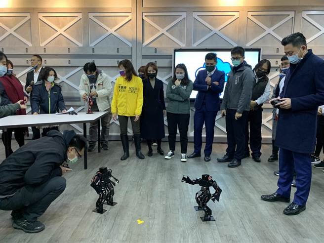 新竹市长林智坚（右）今天到建华国中的「AIoT研究院」智能教室，以格斗机器人对打与跳舞。（陈育贤摄）