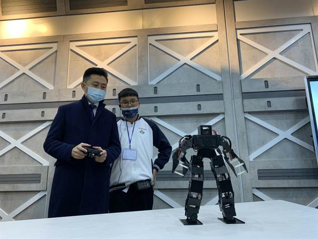 新竹市长林智坚（左）今天到建华国中的「AIoT研究院」智能教室，以格斗机器人对打与跳舞。（陈育贤摄）