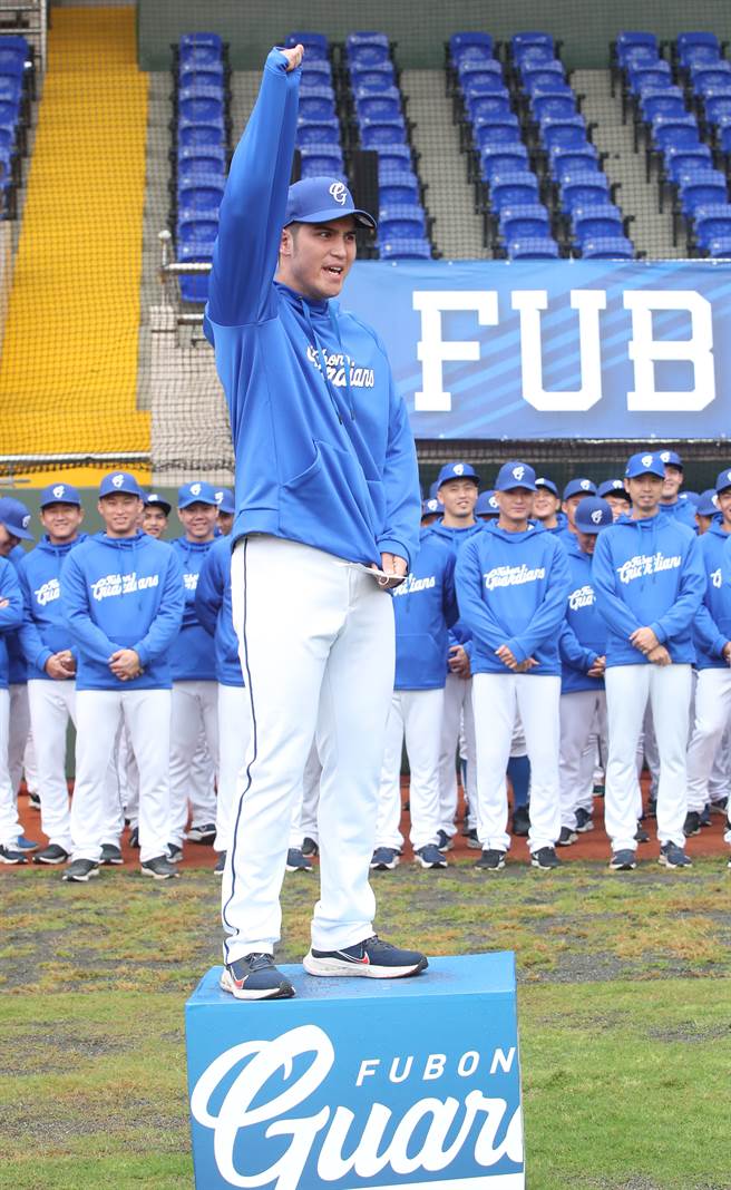 富邦悍将新秀陈真今年将换穿7号球衣，向传奇球星看齐。（郑任南摄）