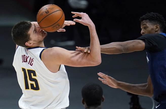 NBA金塊隊中鋒約基奇(Nikola Jokic)被球打到臉。（美聯社資料照）
