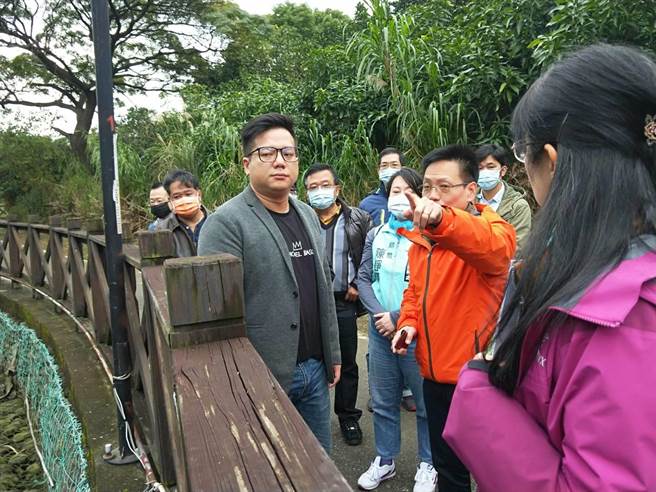 淡水樹梅坑溪惡臭冒沼氣，台灣民眾黨不分區立委邱臣遠6日前往會勘（戴上容攝）