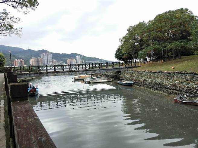 淡水樹梅坑溪惡臭冒沼氣，台灣民眾黨不分區立委邱臣遠6日前往會勘（戴上容攝）