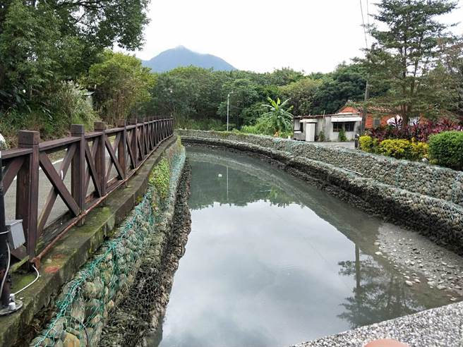 淡水樹梅坑溪惡臭冒沼氣，台灣民眾黨不分區立委邱臣遠6日前往會勘（戴上容攝）
