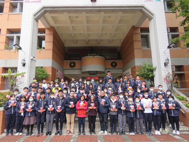 彰化縣田中鎮文興高中，今年全校1100名學生，利用3個禮拜的時間，募集到8萬多元現金，將這份善款，全數捐贈給華山基金會來幫助獨居老人。(校方提供／吳建輝彰化傳真)
