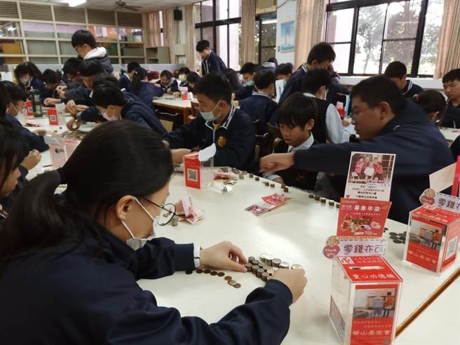 各班代表齊聚圖書館，盤點所有募集到的零錢，算一算一共募集到8萬多元，並全數捐給華山基金會，(校方提供／吳建輝彰化傳真)