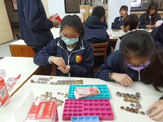 華山基金會田中站站長李翠婷說，感謝文興所有師生，用行動支持華山，讓長輩可以溫暖過年。(校方提供／吳建輝彰化傳真)