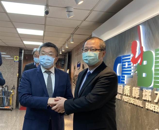 中職會長吳志揚在中職聯盟門口迎接立法院副院長蔡其昌。（鄧心瑜攝）