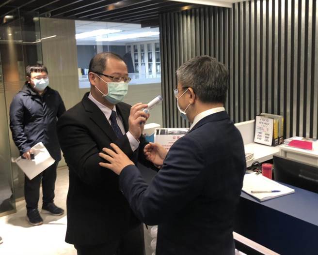 中職會長吳志揚親自為立法院副院長蔡其昌量額溫。（鄧心瑜攝）