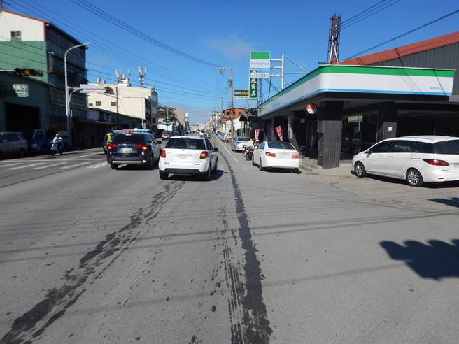 熊猫女外送等红灯，遭飞车高速猛撞弹一层楼高落地伤。(热心民眾提供)