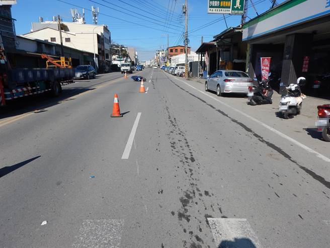 熊猫女外送等红灯，遭飞车高速猛撞弹一层楼高落地伤。(热心民眾提供)