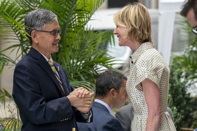 美國駐聯合國大使柯拉芙特2020年9月與駐紐約台北經濟文化辦事處處長李光章共進午餐的畫面。（美聯社）