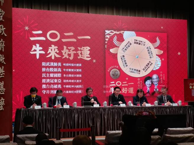 政院公布蘇揆新年賀卡福袋(張理國攝)