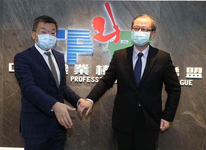 中職新舊會長見面，立法院副院長蔡其昌（左）7日赴中職聯盟拜訪會長吳志揚（右）。（劉宗龍攝）
