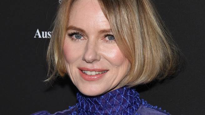 娜欧蜜华兹(Naomi Watts)近日登上杂志封面秀纤细好身材。（图／达志影像）