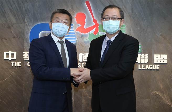 中職新舊會長見面，立法院副院長蔡其昌（左）7日赴中職聯盟拜訪會長吳志揚（右）。（劉宗龍攝）