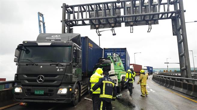 台62甲快速道路上陆续有货柜车停靠在路肩等待进港。（陈彩玲摄）