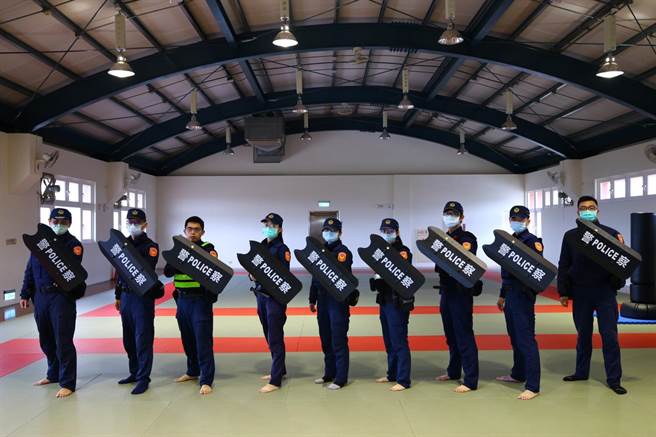 埔里警分局7日添購新裝備「防暴臂盾」給第一線執勤的員警使用。（埔里警分局提供／黃立杰南投傳真）