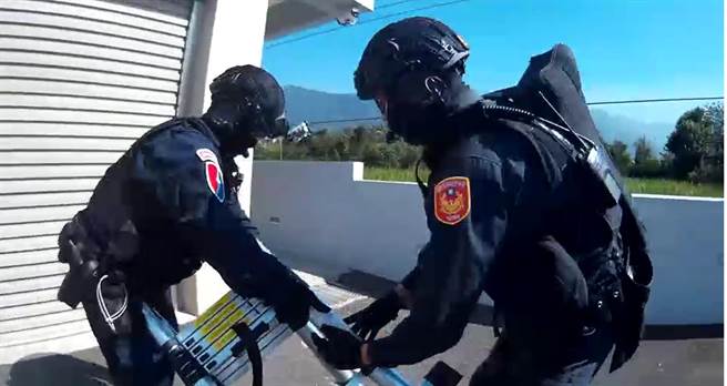 陳姓主嫌為首的詐欺集團，在南投設機房詐騙大陸人民，台中與南投警方聯手攻堅，直搗機房。（台中市警察局提供／張妍溱台中傳真）