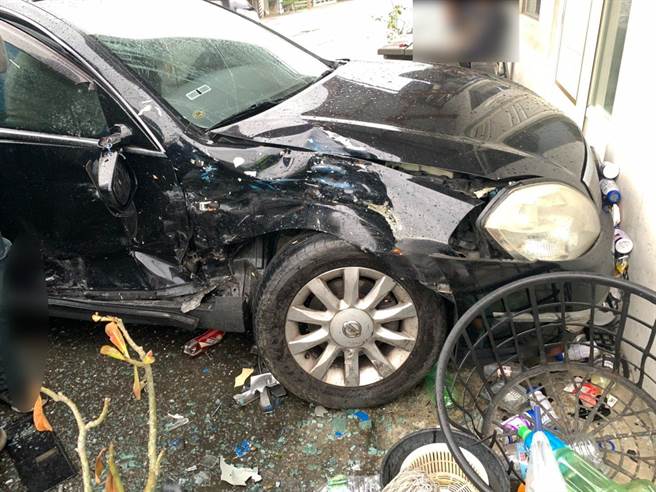 锺男昨驾车行经台11线不慎与对向小货车发生擦撞，造成双方多处擦伤，且自小客车右侧侧门全毁，送医治疗幸无大碍。（凤林警分局提供／罗亦晽花莲传真）