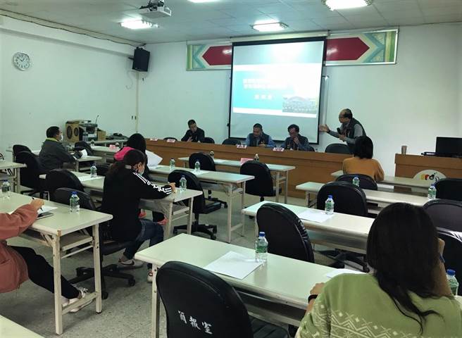 苗栗縣苑裡鎮公所將於109學年度下學期起發送教育助學金，為了讓各校了解作業模式，鎮公所6日邀集學校主任、老師開協調會。（苑裡鎮公所提供／巫靜婷苗栗傳真）