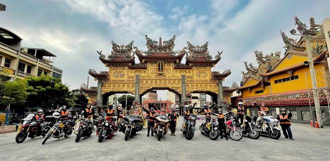 九天民俗技藝團號召17輛哈雷重機，護送3尊三太子神偶參拜12座宮廟為台灣祈福。（九天提供／王文吉台中傳真）