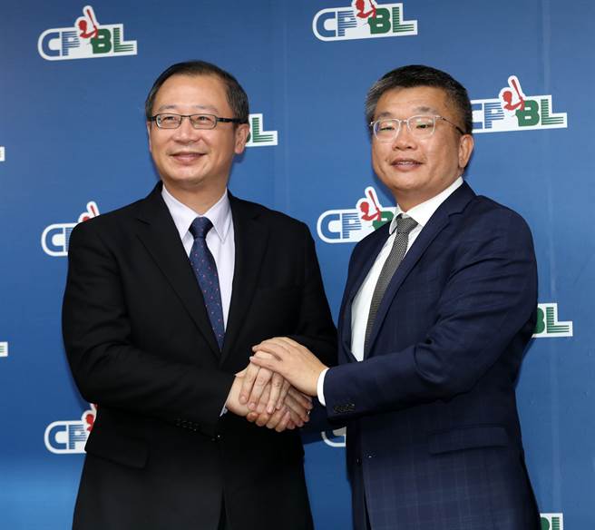 立法院副院长蔡其昌（右）到中职联盟拜会中职会长吴志扬（左）。（刘宗龙摄）