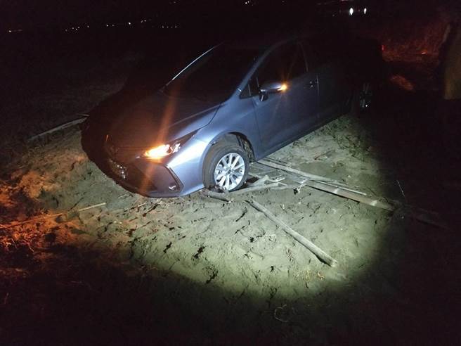 潘姓男子開車前往竹南鎮「長青之森」沙灘遊玩，卻受困沙灘求助警方脫困。（竹南警分局提供／謝明俊苗栗傳真）