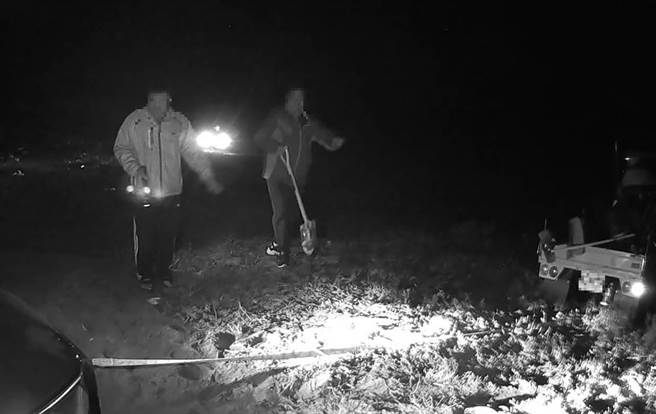 潘姓男子開車前往竹南鎮「長青之森」沙灘遊玩，卻受困沙灘求助警方脫困。（竹南警分局提供／謝明俊苗栗傳真）