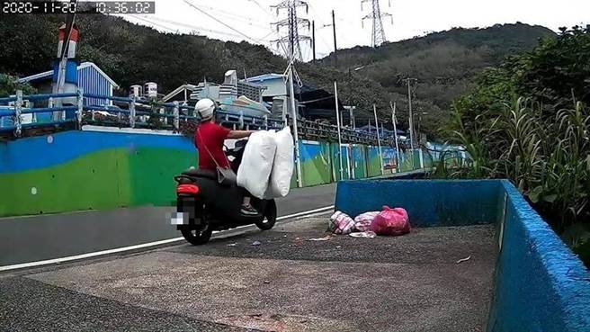 基隆外木山湖海路一处常有人乱丢垃圾，当地一名张姓男子看不下去翻找垃圾找出帐单地址，自费邮资将垃圾寄回去，盼能遏止恶行。（翻摄照片）