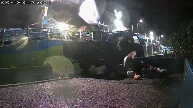 基隆外木山湖海路一处常有人乱丢垃圾，当地一名张姓男子看不下去翻找垃圾找出帐单地址，自费邮资将垃圾寄回去，盼能遏止恶行。（翻摄照片）