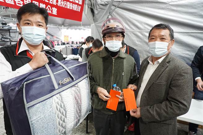 台中市议员吴显森（右）携手民间企业致赠弱势户保暖被及2000元红包。（王文吉摄）