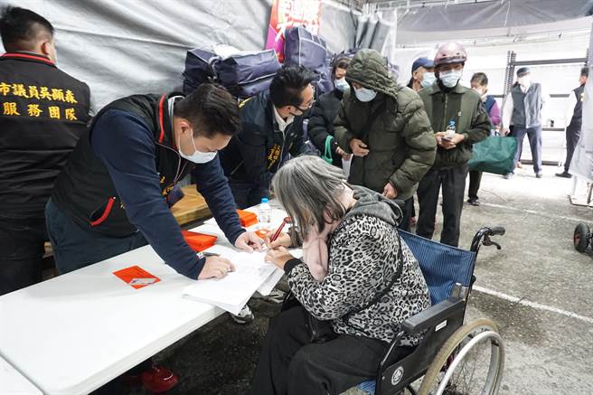 台中市议员吴显森连续5年举办冬令送暖活动，100名大雅区低收及边缘户受惠。（王文吉摄）