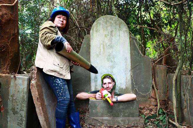 二戰遺址「石頭營」種電爭議不斷，文史工作者發現第3期工程有假墳墓等軍事陣地，連英國遺跡研究者都驚嘆，縣議員蔣月惠7日會同2人領枋寮鄉民到場演行動劇抗議。（謝佳潾攝）