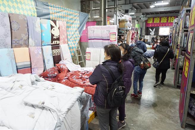 响应寒冬送暖的法颂寝饰推出厂拍活动，全馆最低2折起，盼减轻家户除旧布新的经济压力。（王文吉摄）