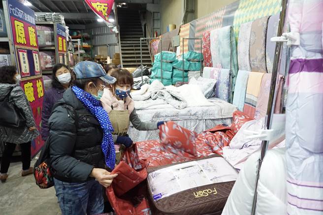 响应寒冬送暖的法颂寝饰推出厂拍活动，全馆最低2折起，盼减轻家户除旧布新的经济压力。（王文吉摄）