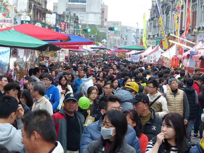 台南市新化年货大街已连续举办9年，今年遇上新冠肺炎疫情，是否如期举办11日定案。（本报资料照片）