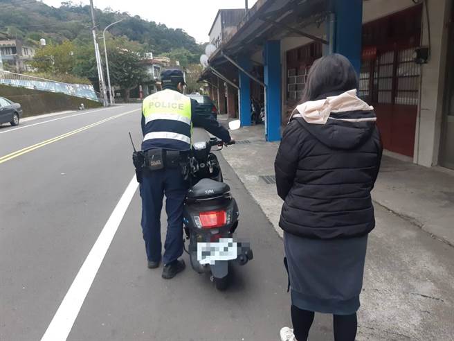 头份警分局田美所员警协助女子推故障机车。（头份警分局提供／谢明俊苗栗传真）