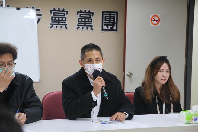 民進黨智庫新境界基金會副執行長吳怡農今日領票登記後，前往台北市議會拜會民進黨團。（張薷攝）