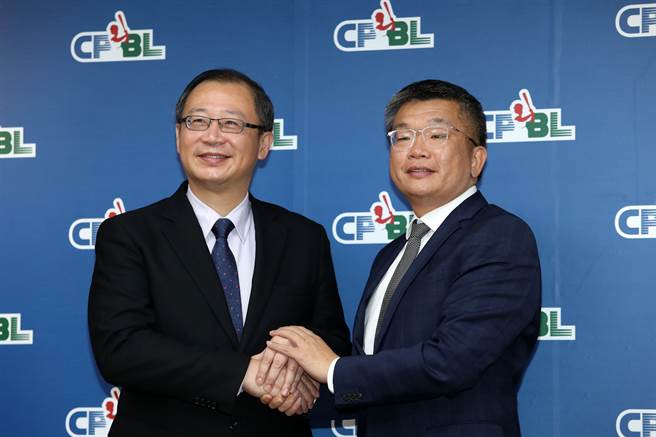 中職現任會長吳志揚(左)將交棒給下任會長蔡其昌(右)。（資料照／劉宗龍攝）