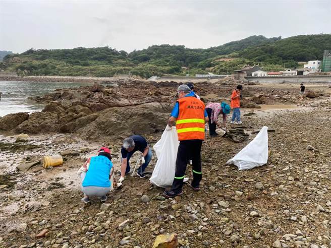 馬祖往年大約可清出600餘噸海漂垃圾，但2020年受到新冠肺炎疫情影響，垃圾銳減至476噸。（連江縣環境資源局提供）
