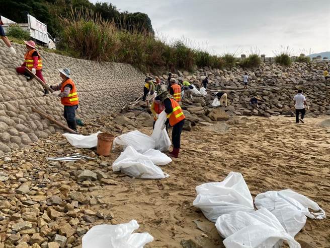 馬祖往年大約可清出600餘噸海漂垃圾，但2020年受到新冠肺炎疫情影響，垃圾銳減至476噸。（連江縣環境資源局提供）
