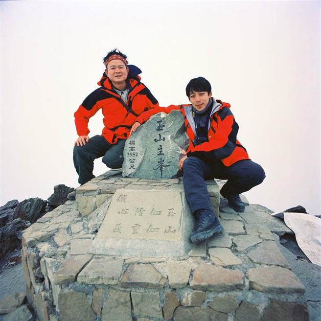 台中高分院法官廖健男(右)，与挚友联袂攀登玉山主峰。（简庆南摄影／廖志晃南投传真）