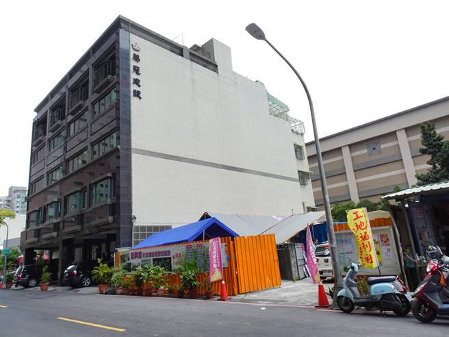 台电去年出借閒置地供前镇区振兴里社区关怀据点使用，但日前通知要收回并将土地拍卖，该土地位于亚洲新湾区精华地段，面积不大但价值不斐。（林宏聪摄）