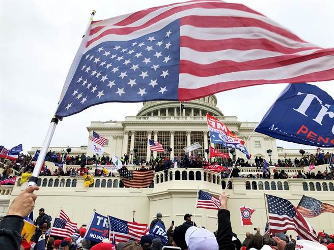 美国国会2021年1月6日召开会议清点各州选举人票、准备认证拜登胜选，大批川普支持者攻陷国会、直捣参眾两院。