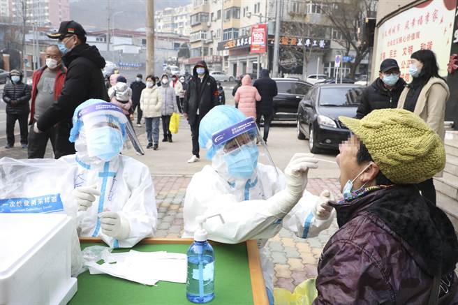 遼寧大連近期出現超級傳播事件，市民排隊做核酸檢測，以徹底堵截傳染渠道和途徑。（圖／中新社）
