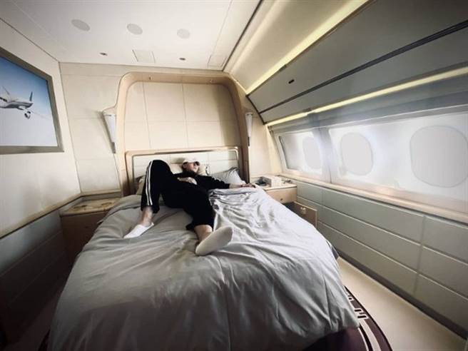 在飛機上還有超大雙人床。(圖/翻攝自黃子韜微博)