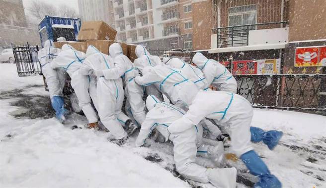 寒潮來襲，大陸東北華北天寒地凍，民眾在密閉空間聚集機會增加，容易形成超級傳播事件。圖為大連市海洋大學師生志願為居民運送生活物資。（圖／微博）