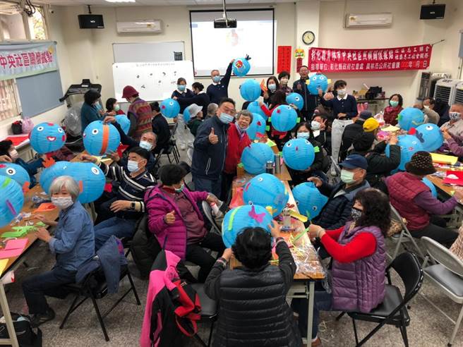 员林市中央社区发展协会在关怀据点里带着爷爷奶奶一起彩绘灯笼，市长游振雄到场关心大家上课彩绘的情形，也竖起大拇指说讚。（公所提供／谢琼云彰化传真）